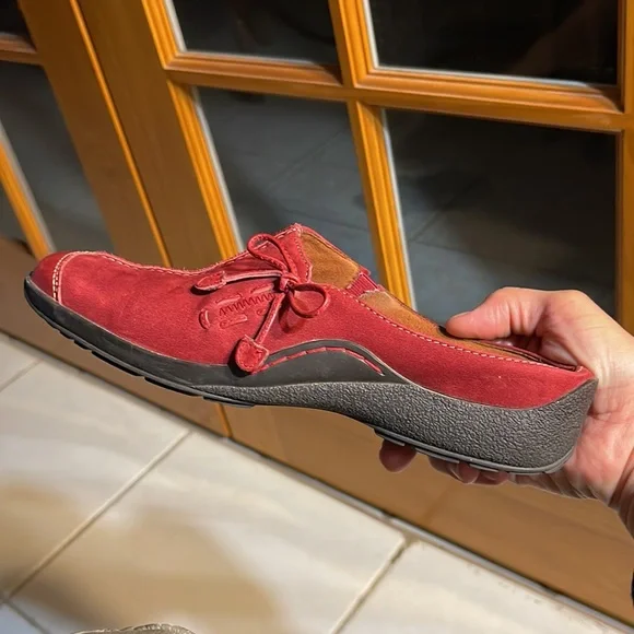 Ladies Size 6M Red Suede & Leather Bow Mules - Picture 3 of 6